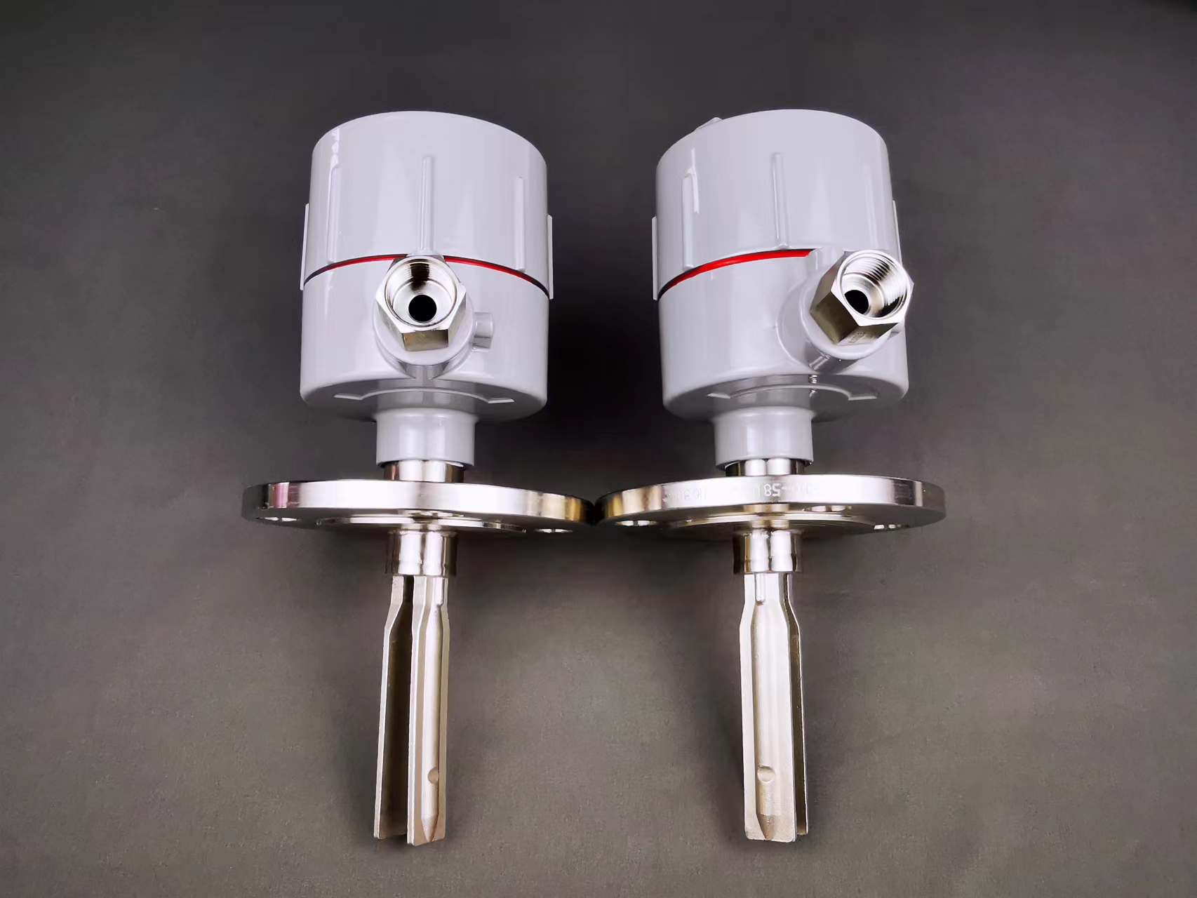 音叉液位开关.jpg 音叉液位开关.jpg